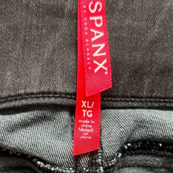 SPANX pull on Distressed Jeans - Picture 6 of 7